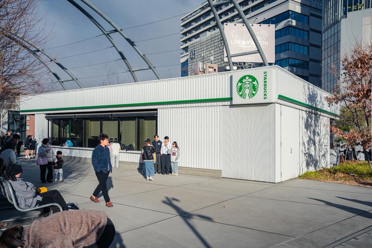 MIYASHITA PARKの屋上にある白いスターバックス外観