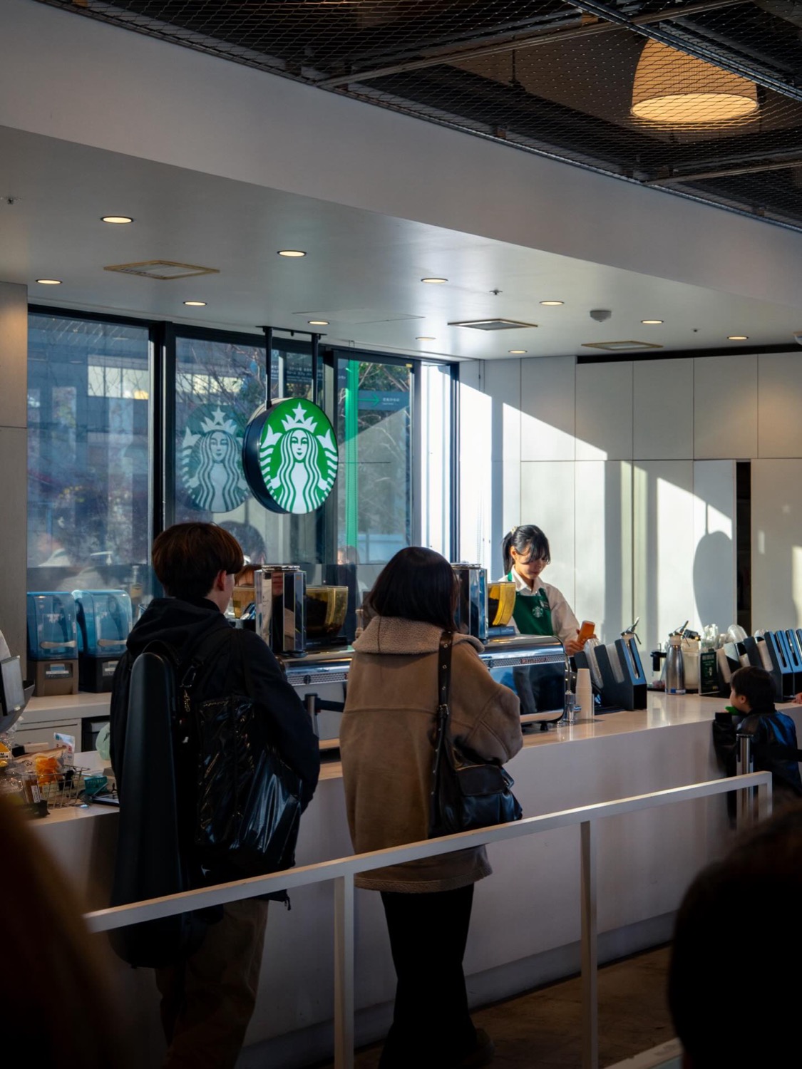スターバックスのカウンターと手元を隠すような囲いのある店内