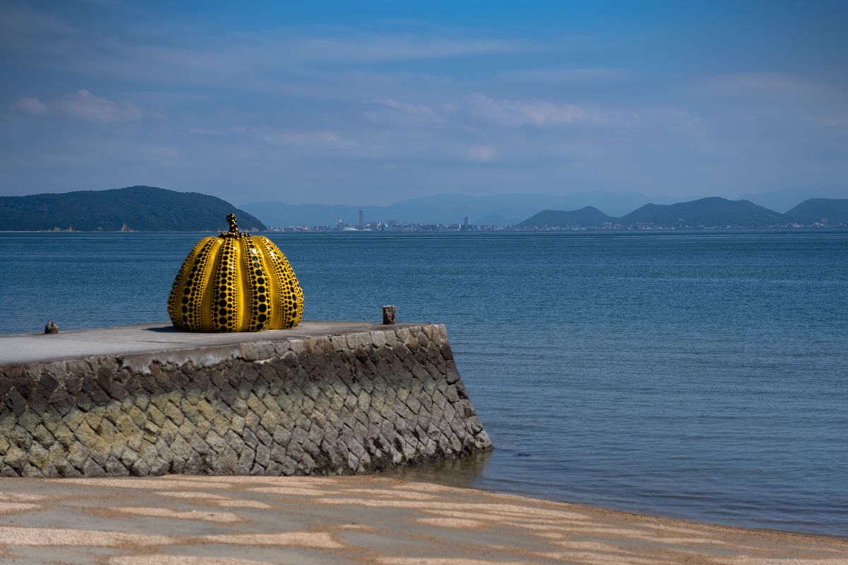 直島の黄かぼちゃと海