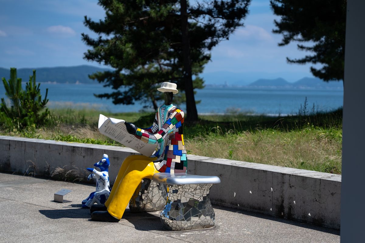 海辺のベンチの彫刻(直島)