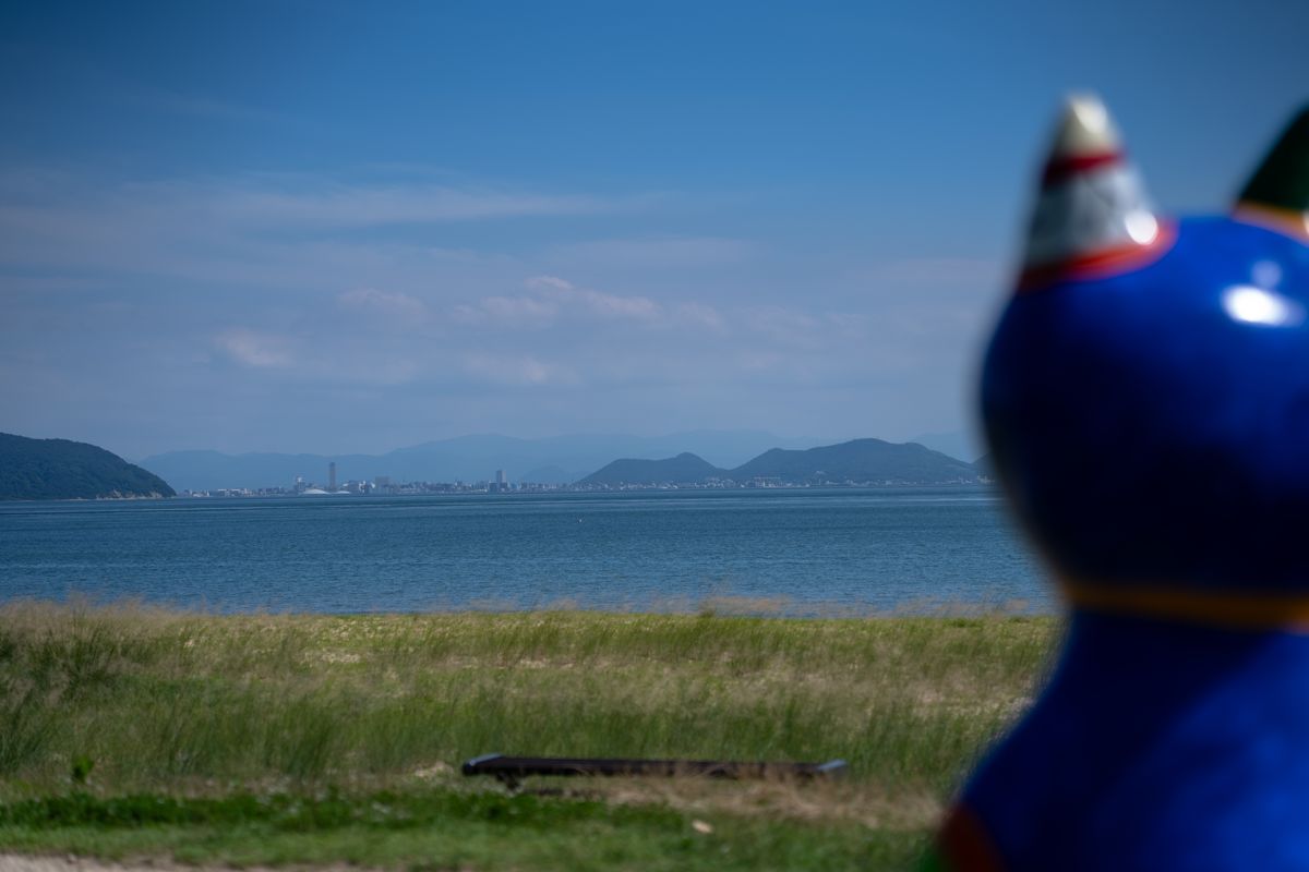 彫刻越しの海(直島)