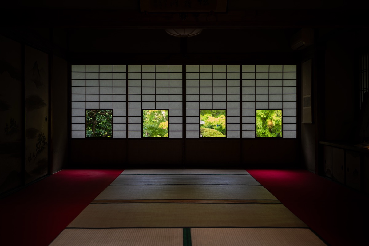 四つの窓が庭を切り取る蓮華の間(雲龍院)